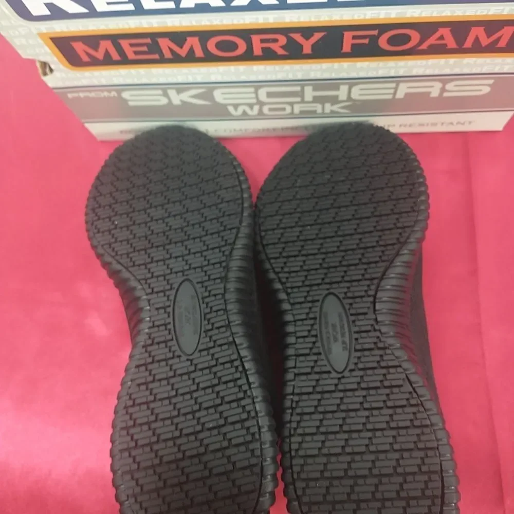 Skechers Womans SZ 9.5 Work Black shoes Memory Foam Slipon Slip Resistant 77260